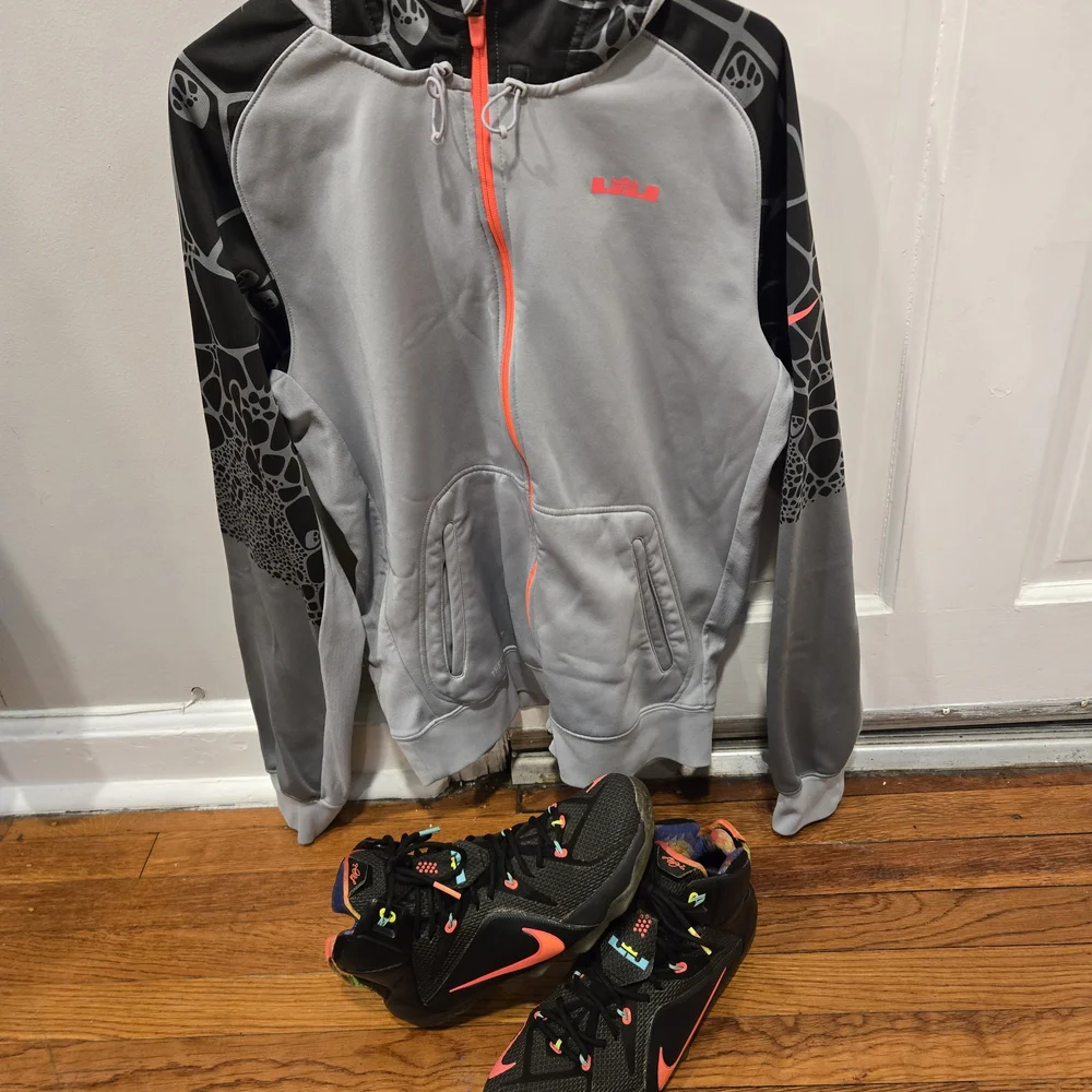 Men's Nike Lebron Sneaker and Hoodie Set - Picture 12 of 14